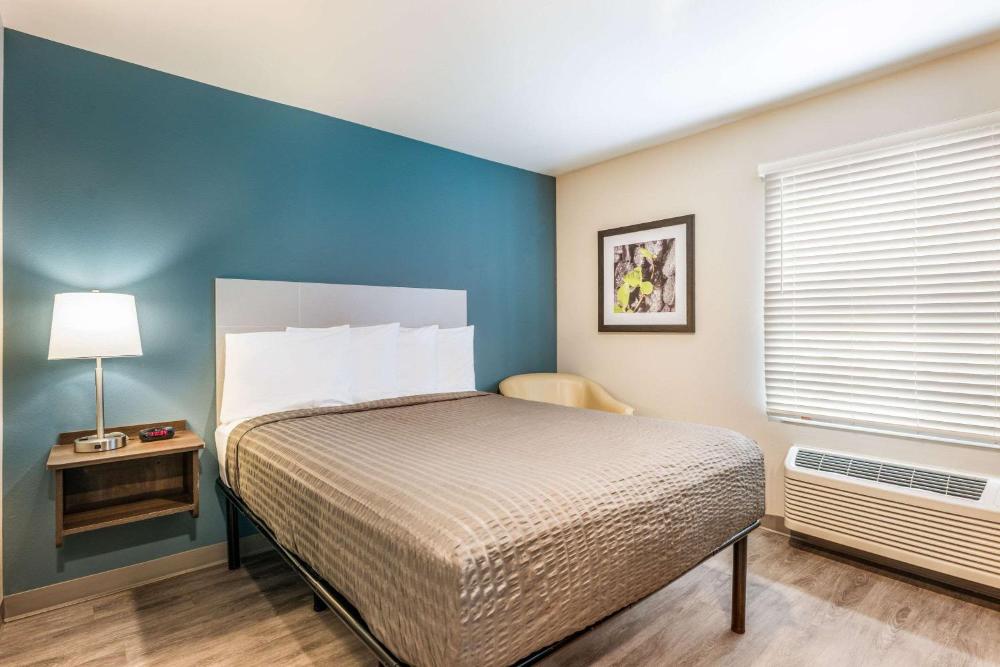 Queen Room with Roll-In Shower - Accessible/Non-Smoking interior
